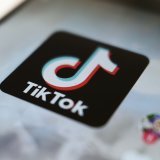 La base d'utilisateurs de TikTok représente plus d'un quart de la population de l'UE (125 millions) et la plupart d'entre eux sont des adolescents. (archives)